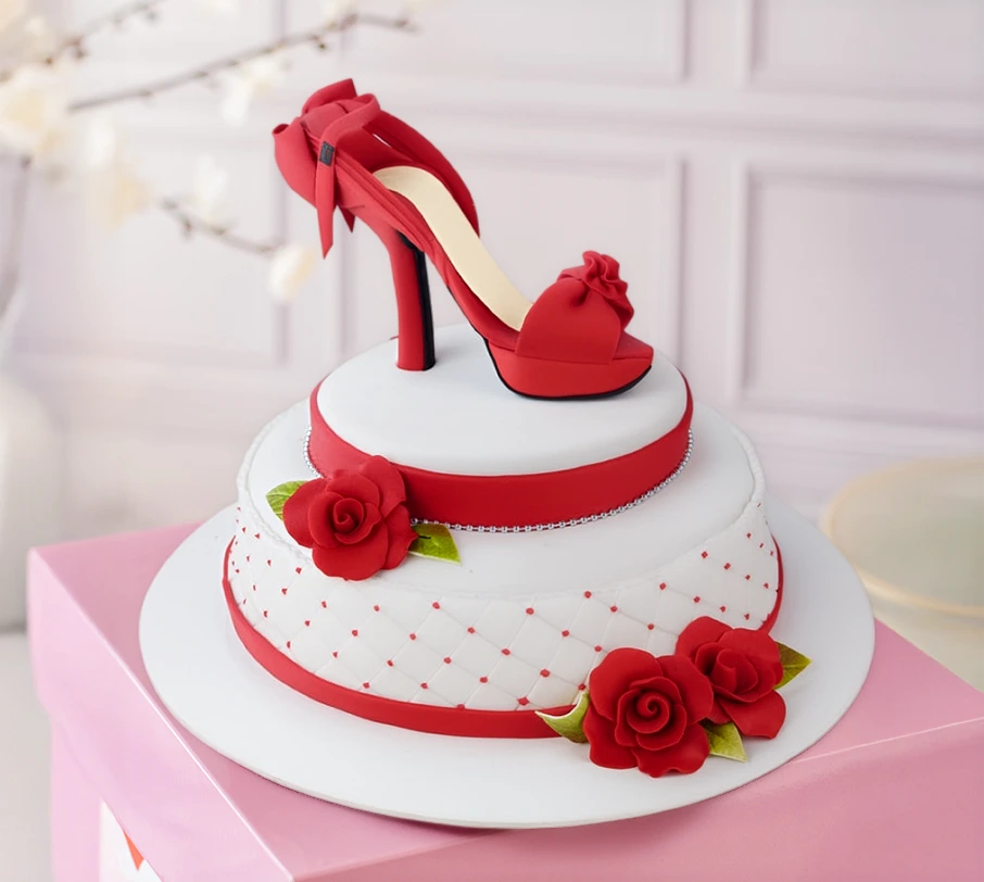 [020020020010028] TORTA TACÓN ROJO (MEDIANO (12 porciones), VAINILLA)